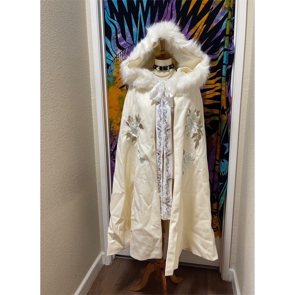 🌈 Gorgeous fur embroidered flowers cape - Picture 7 of 8